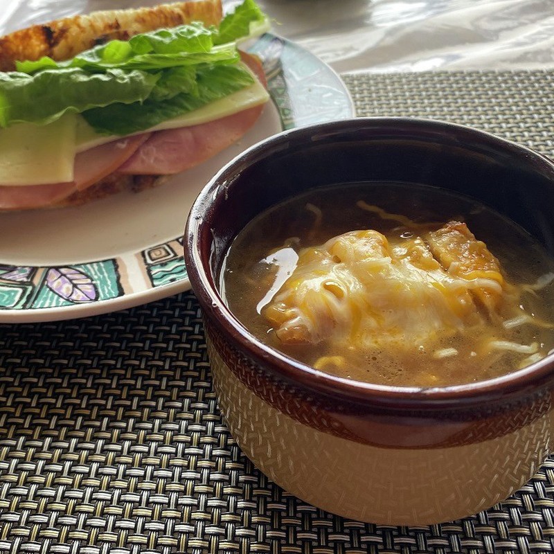 スロークッカーフレンチオニオンスープのレシピ