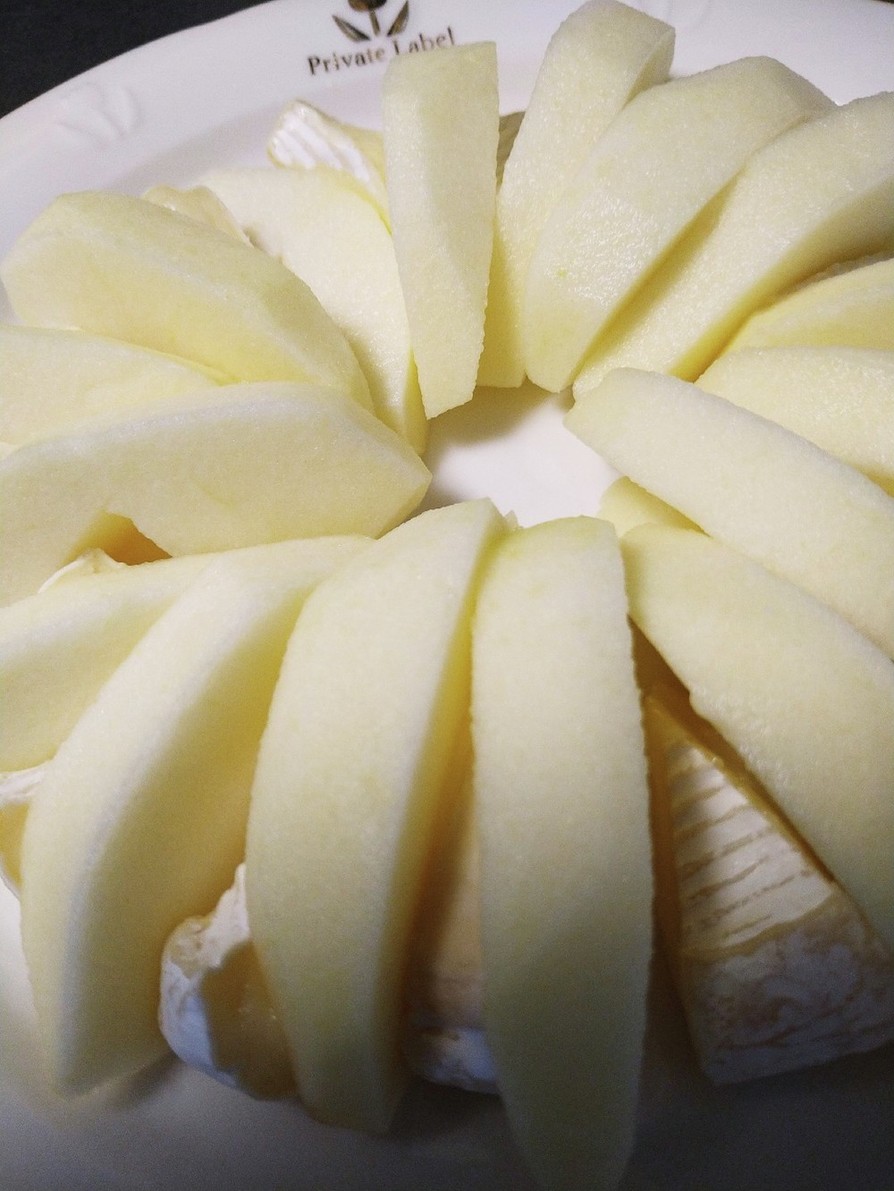 カマンベールチーズとりんごのサラダの画像