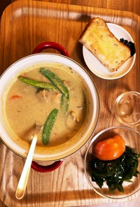 1日【夜】　カレースープ・トマトサラダ