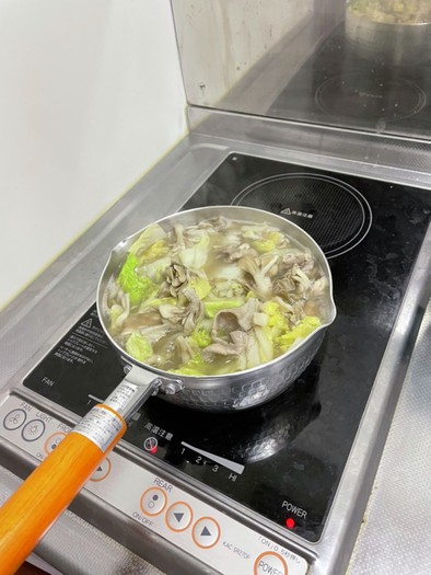 舞茸と白菜と豚バラ鍋の写真