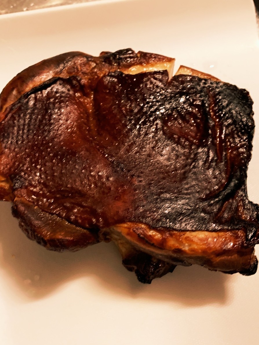 スモークチップで作る燻製鶏もも肉の画像