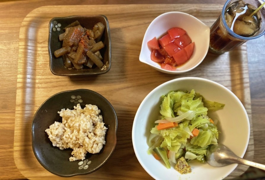 3日【夜】野菜たっぷりポトフ　ピリ辛蒟蒻の画像