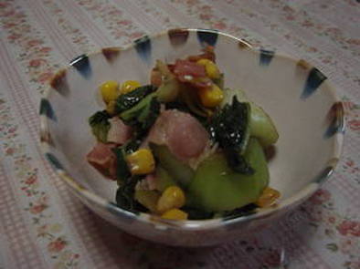 青梗菜とベーコンの炒め物の写真