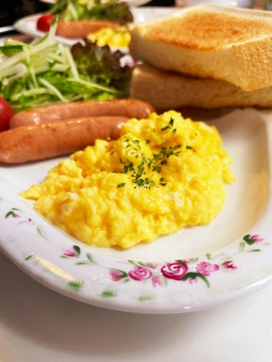 絶品とろ〜りスクランブルエッグ朝の卵料理の写真