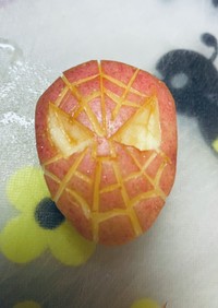 スパイダーマンのりんごの飾り切り