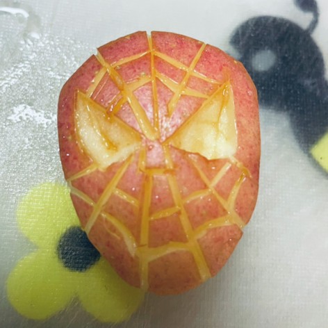 スパイダーマンのりんごの飾り切り