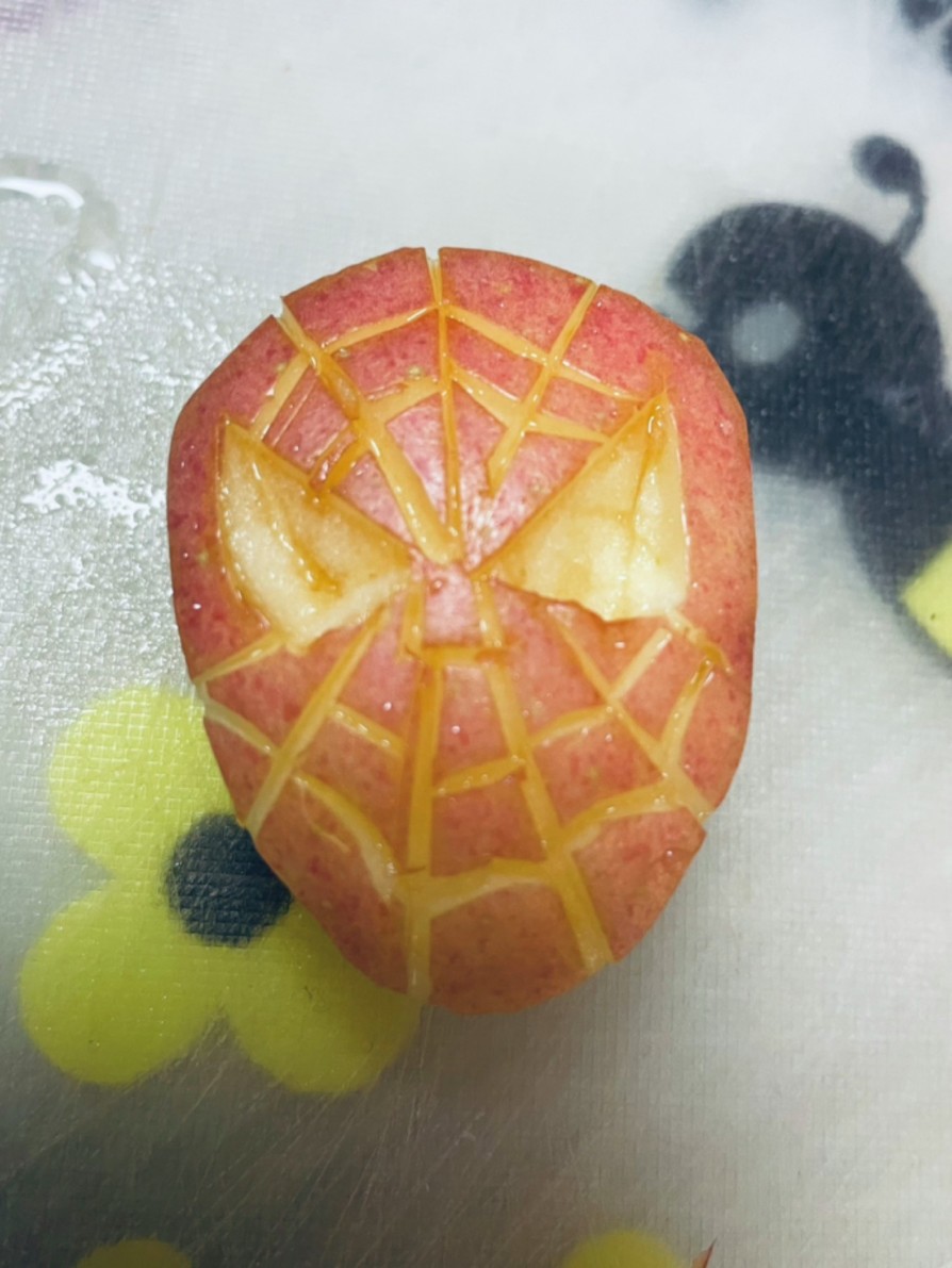 スパイダーマンのりんごの飾り切りの画像
