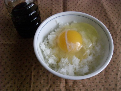 さしみ醤油で卵かけご飯の写真