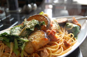 茄子と小松菜のトマトジュースパスタ