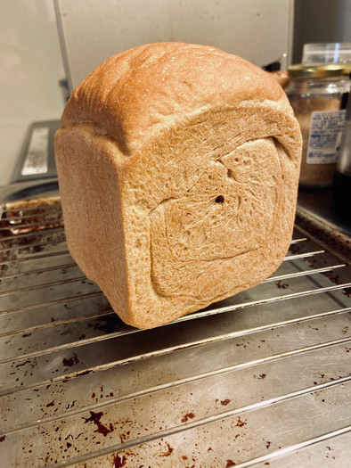10cm角パン型で手ごね全粒粉山型食パンの写真