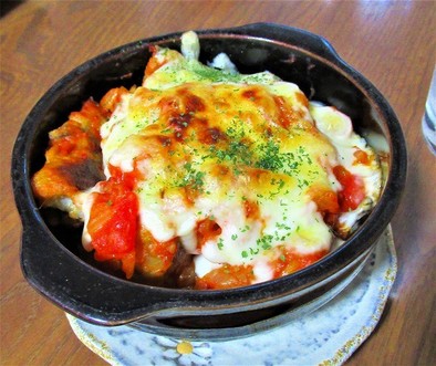 魚とジャガイモ団子のトマト煮オン焼チーズの写真