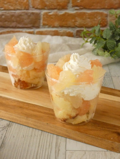 グレープフルーツとクリームのグラスケーキの写真