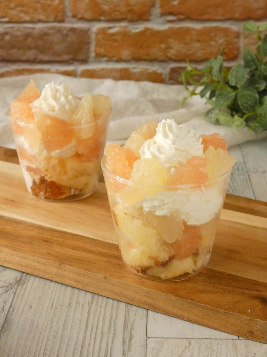 グレープフルーツとクリームのグラスケーキの画像
