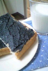 黒ゴマペーストと蜂蜜で栄養満点トースト