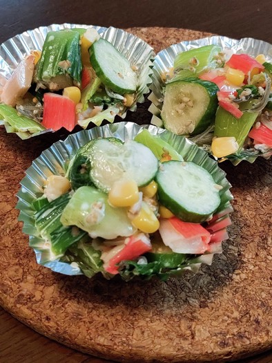 チンゲン菜とカニカマのマヨポン酢サラダの写真