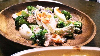 サバ缶ブロッコリーとゆで卵の粒マスサラダの写真