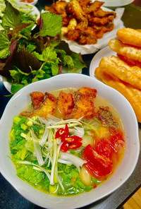 ベトナムの揚げ魚と豚骨と魚だしの麺