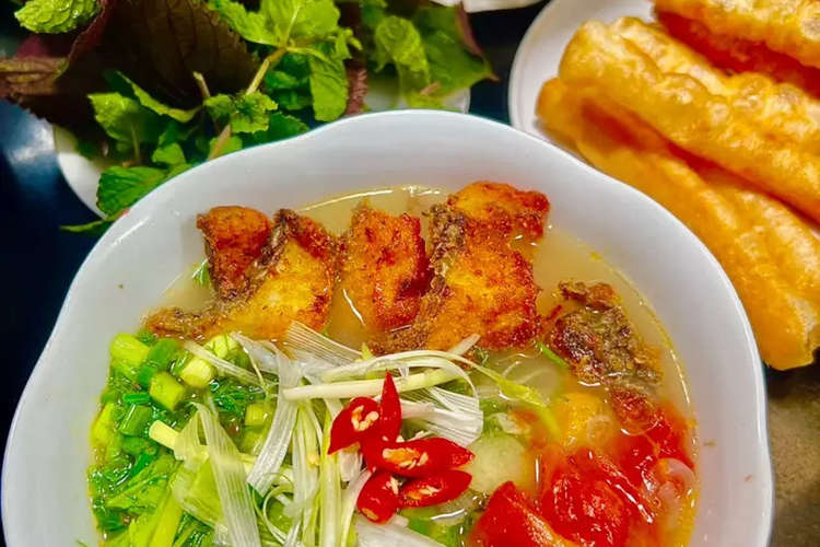 ベトナムの揚げ魚と豚骨と魚だしの麺 レシピ 作り方 By クックパッド編集部 クックパッド 簡単おいしいみんなのレシピが374万品