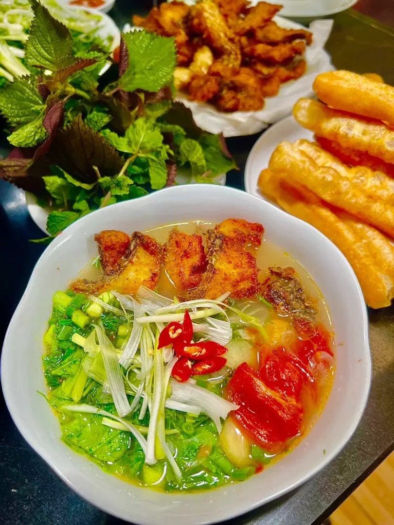 ベトナムの揚げ魚と豚骨と魚だしの麺の画像