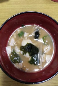 豆腐とエノキとワカメの味噌汁