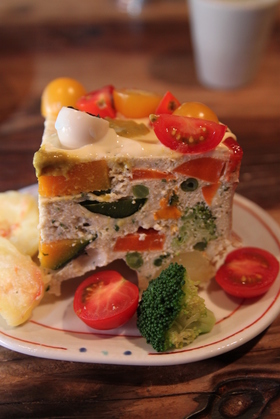 誕生日ケーキは野菜たっぷりテリーヌ