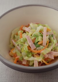 彩り野菜とハムのカマンベールサラダ