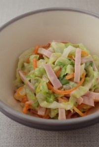 彩り野菜とハムのカマンベールサラダ