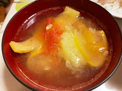ズッキーニとトマトの中華スープの写真