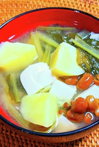 小松菜・なめこ・豆富・じゃがいもの味噌汁
