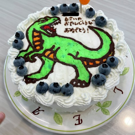 恐竜ケーキ（ケーキに絵を描く）