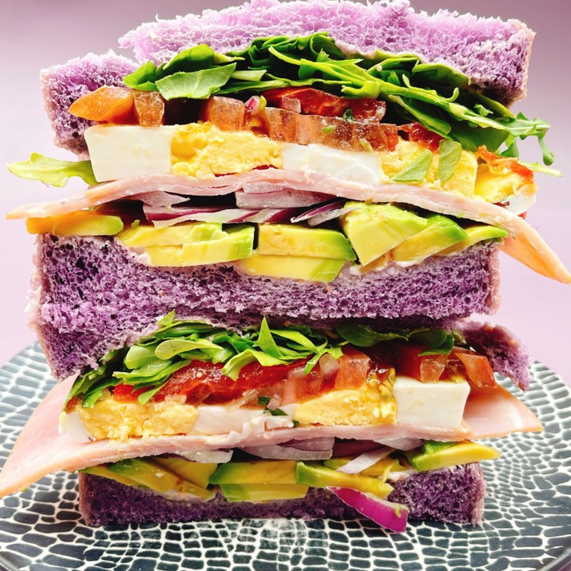 シンプルなギリシャ風アボカドサンドイッチのレシピ