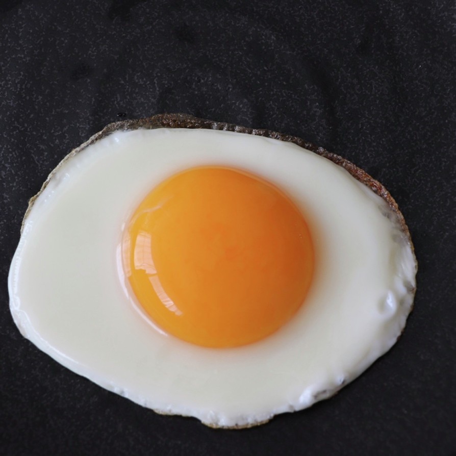 卵黄ど真ん中の目玉焼きの画像