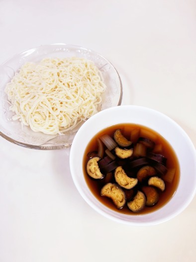 茄子と玉ねぎのつけ素麺の写真