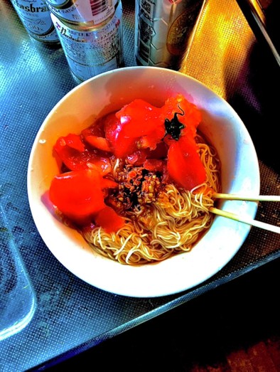 焼肉のタレ素麺ラー油トマトの写真