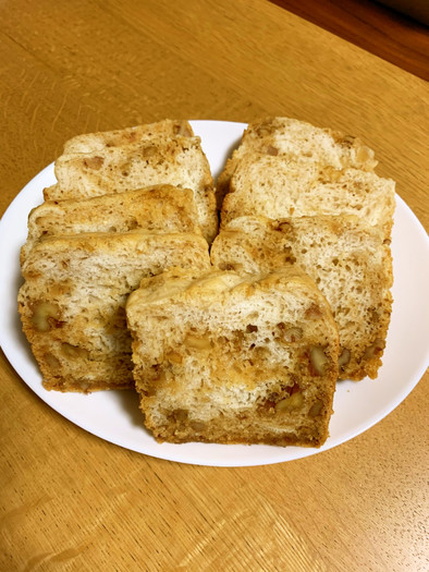 胡桃とキャラメルの米粉食パンの写真
