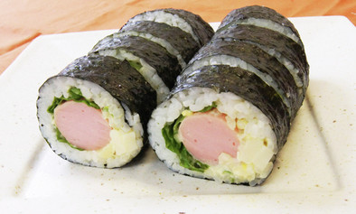 魚肉ソーセージの太巻き寿司の写真