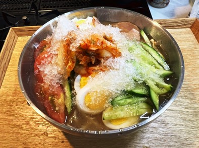 ぶっかけ氷で韓国冷麺ぽい冷製スープパスタの写真
