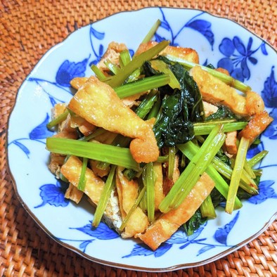 小松菜と油揚げの炒め物の写真