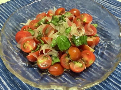 ミニトマトとバジルのスイートサラダの写真