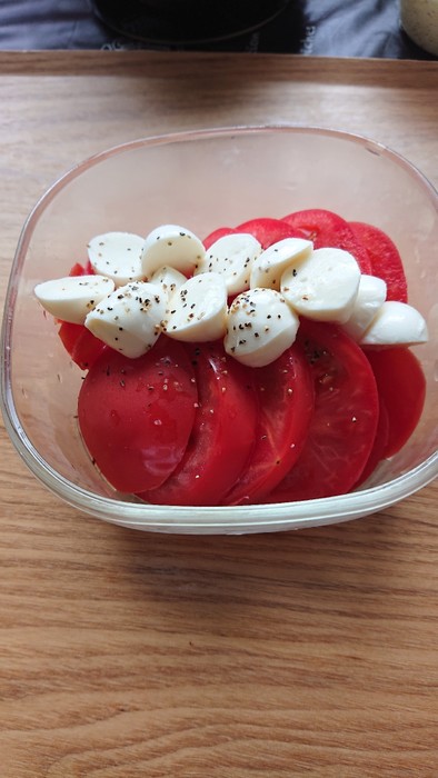 トマトと小さいモッツァレラチーズのサラダの写真