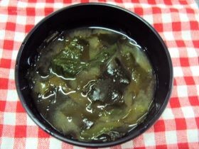 小松菜とわかめのみそ汁の画像