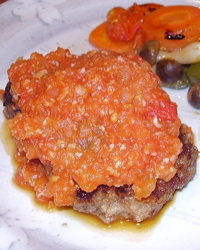 きのこトマトソースのハンバーグの写真