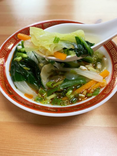 青梗菜とキャベツの塩中華スープの写真
