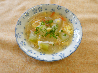 冬瓜とカニカマの中華スープの写真