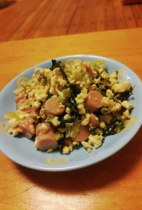 お豆腐大好き♡小松菜とソーセージの炒め物