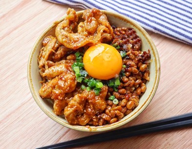 豚味噌×カリカリ焼き納豆のスタミナ丼の写真