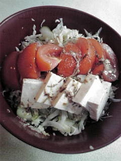 トマトと豆腐のギリシア風？サラダの写真