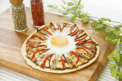 夏野菜のカレーピザの写真