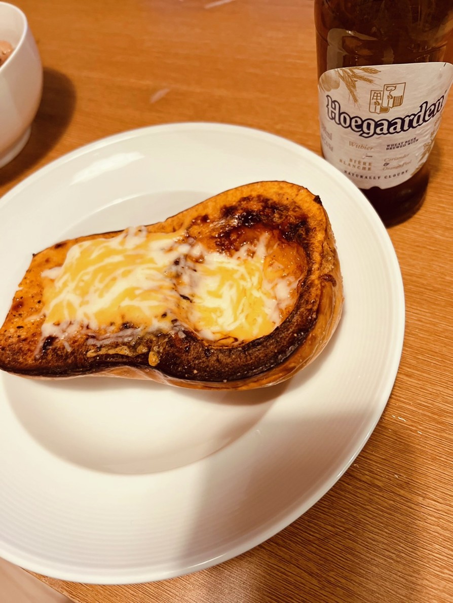 バターナッツスクワッシュの丸焼きの画像