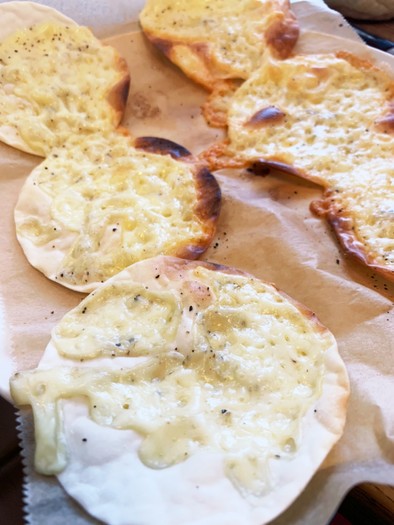 世界一簡単　餃子の皮で作る簡単なピザ！の写真